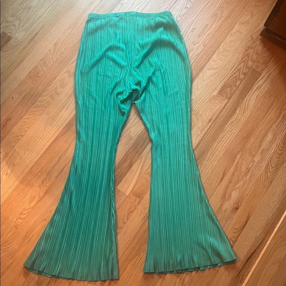 Boohoo Vibrant Green Flared Pleated Pants size 12 - Picture 2 of 2